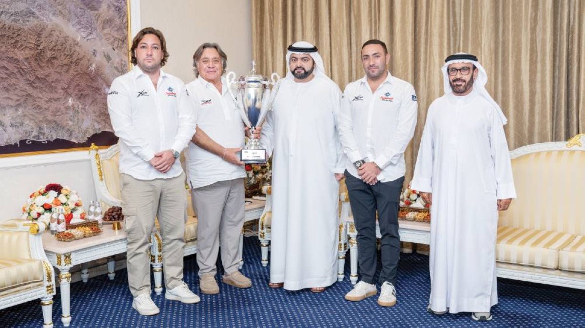 محمد الشرقي خلال استقباله فريق الفجيرة للزوارق السريعة 