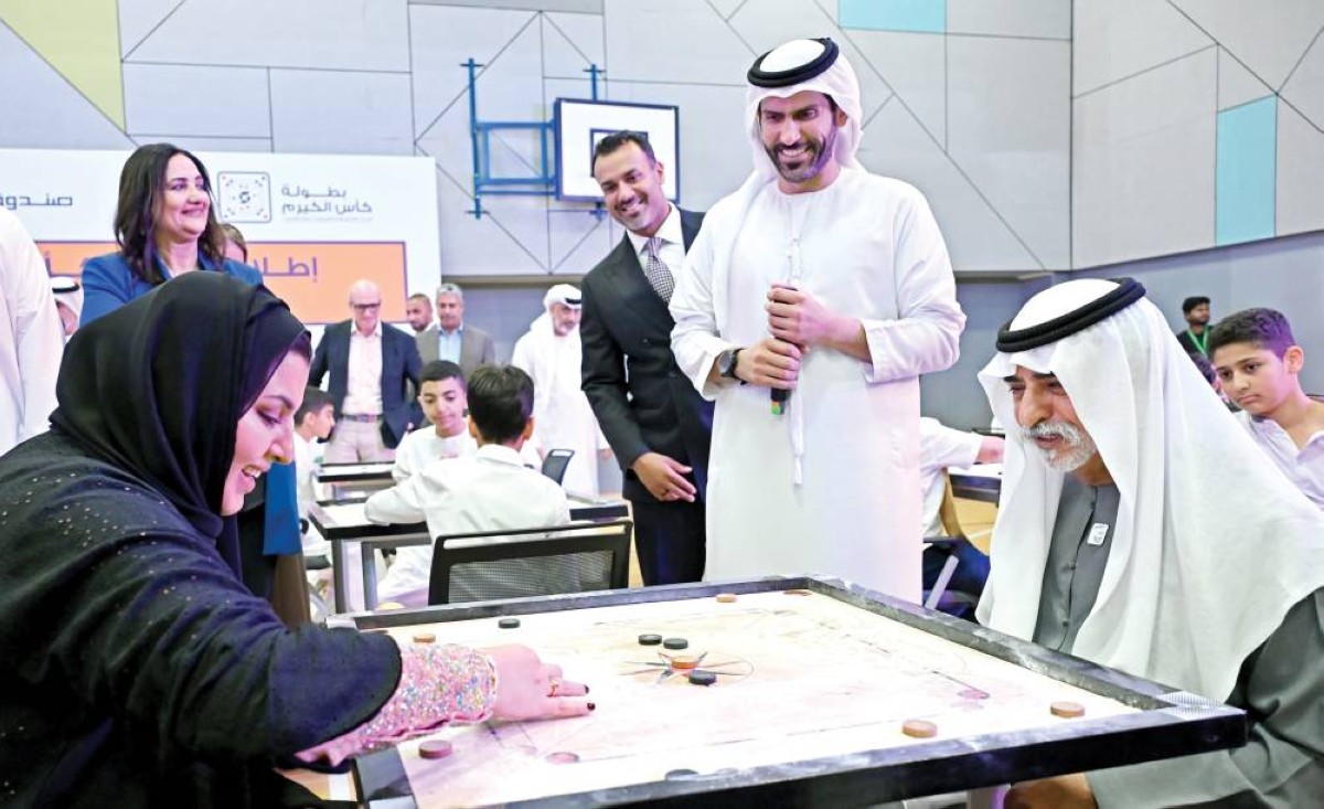 نهيان بن مبارك والريم الفلاسي يشاركان الطلاب مسابقة الكيرم