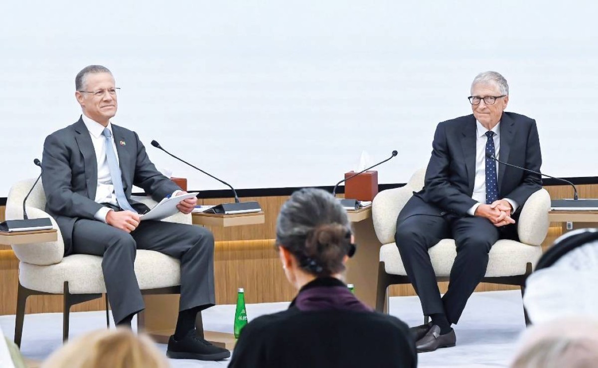 بيل غيتس متحدثاً خلال الحوار 