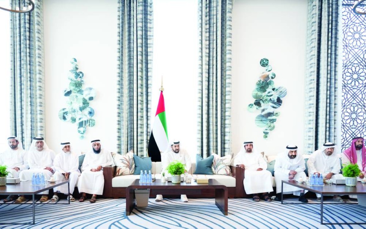 حمدان بن زايد خلال اللقاء 