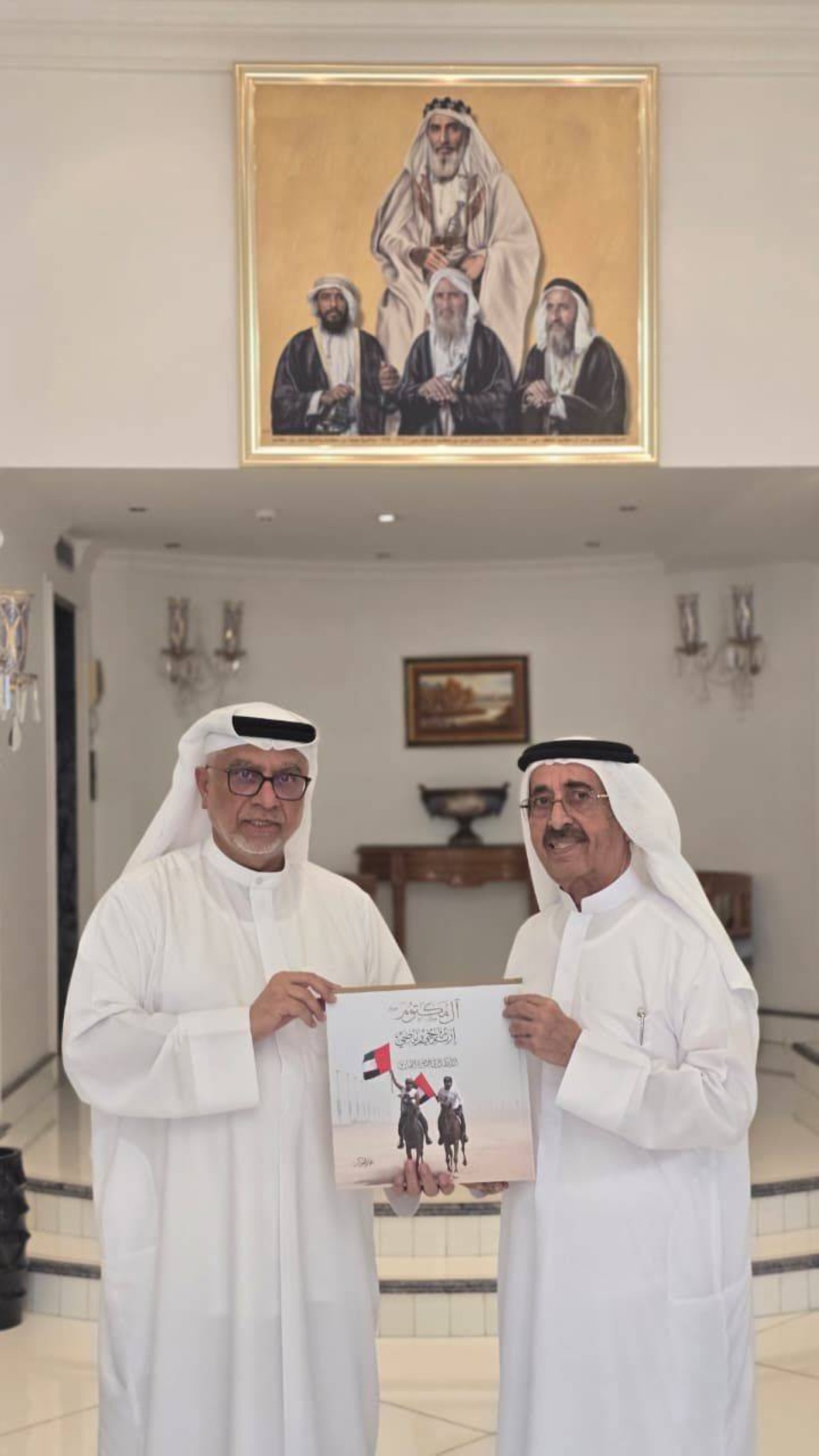 حشر آل مكتوم يتسلم كتاب "إرث آل مكتوم تاريخ رياضي"