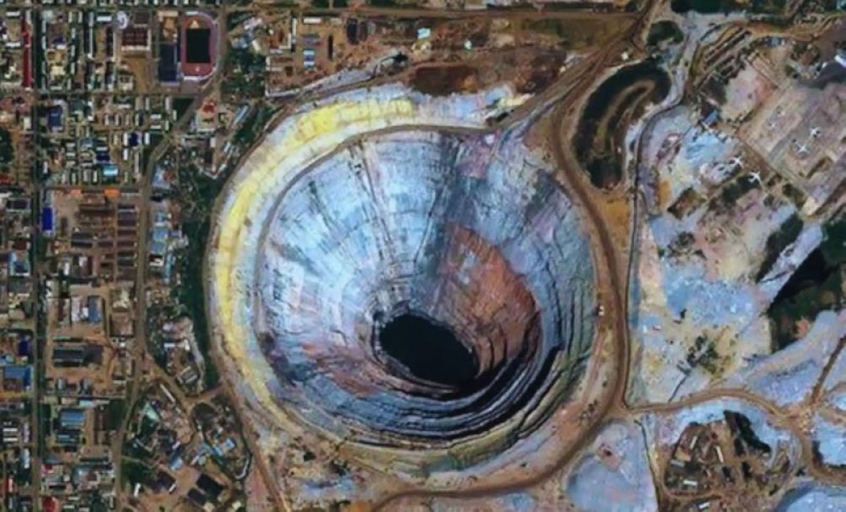 "مدخل الجحيم".. ماذا اكتشف العلماء في أعمق حفرة على وجه الأرض؟