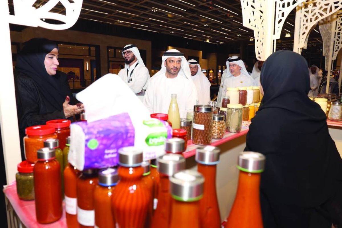 سيف المزروعي خلال تجوله في المعرض