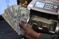 الدولار يتراجع وسط احتمالات خفض الفائدة في 2026