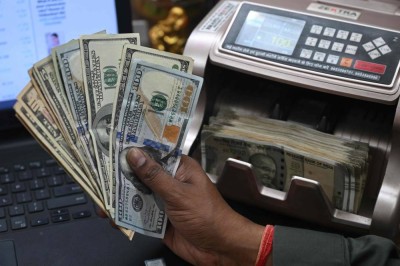 الدولار يتراجع وسط احتمالات خفض الفائدة في 2026