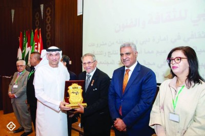 بدر آل علي خلال تسلم الجائزة