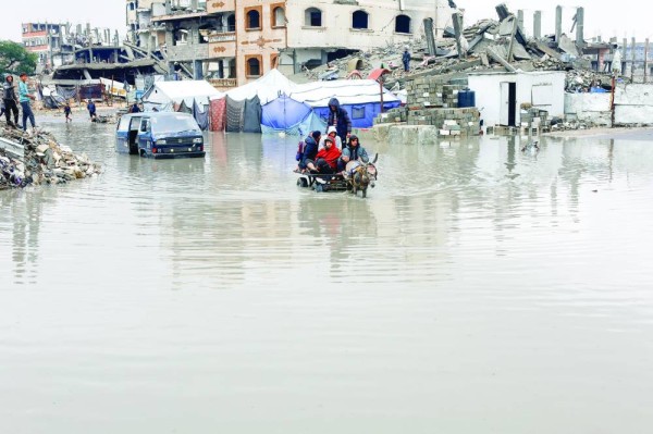مياه الأمطار غمرت خيام النازحين والشوارع في مدينة غزة