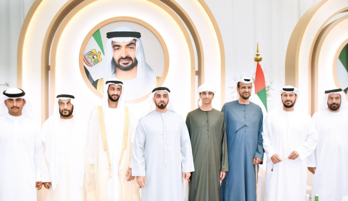 سيف بن زايد خلال حفل الاستقبال بحضور صالح العامري وأقارب العروسين