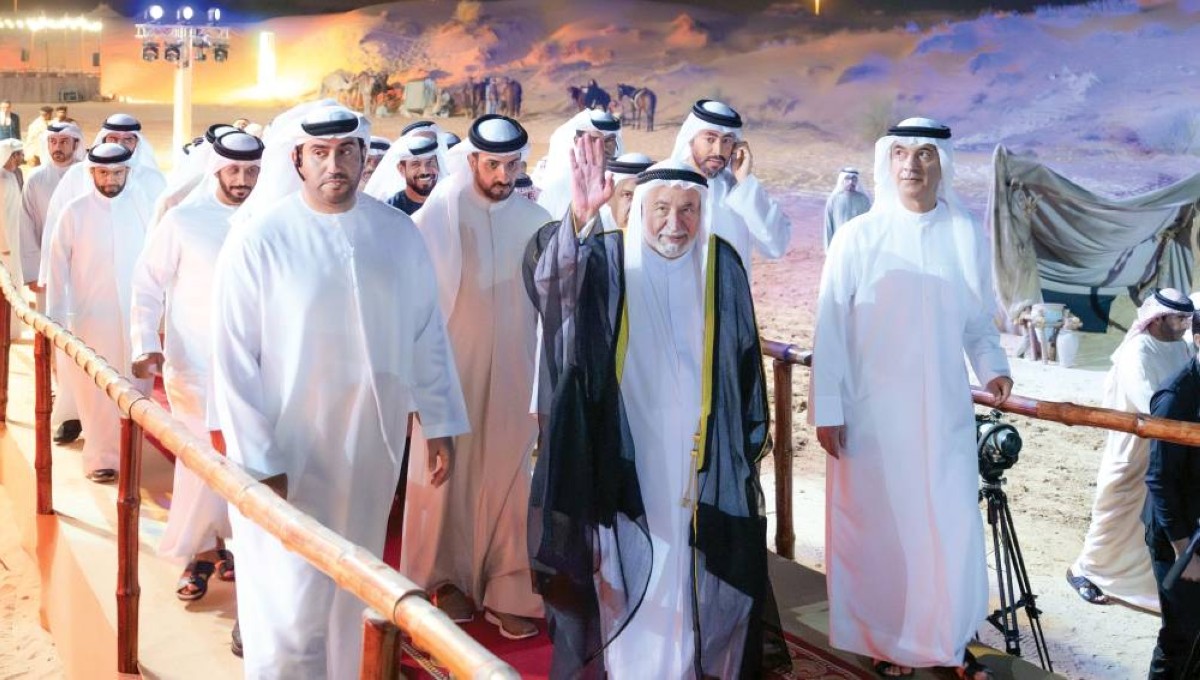 حاكم الشارقة يحيي المشاركين في فعاليات المسرح الصحراوي بحضور سلطان بن أحمد