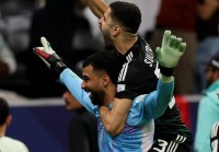 منتخب الإمارات يقصي الجزائر حامل اللقب ويتأهل إلى نصف نهائي كأس العرب