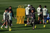 ألونسو يركز على تصحيح الأوضاع في ريال مدريد ويتجاهل تهديدات إقالته