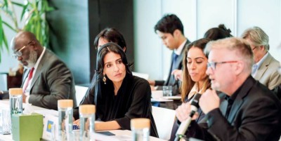 رزان المبارك والحضور خلال الاجتماع