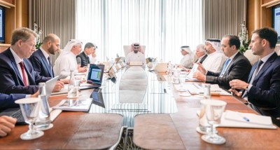 طحنون بن زايد مترئساً الاجتماع بحضور خلدون المبارك وجاسم الزعابي وأحمد الإدريسي