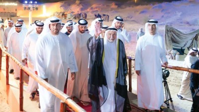 حاكم الشارقة يحيي المشاركين في فعاليات المسرح الصحراوي بحضور سلطان بن أحمد