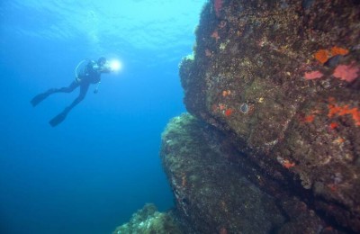 اكتشاف جدار حجري عمره 7 آلاف عام تحت الماء قبالة فرنسا