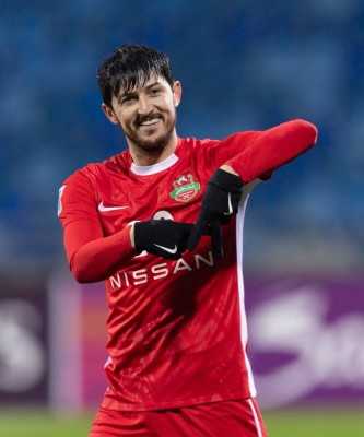 سردار أزمون يبشر بعودته قريباً لقيادة هجوم شباب الأهلي