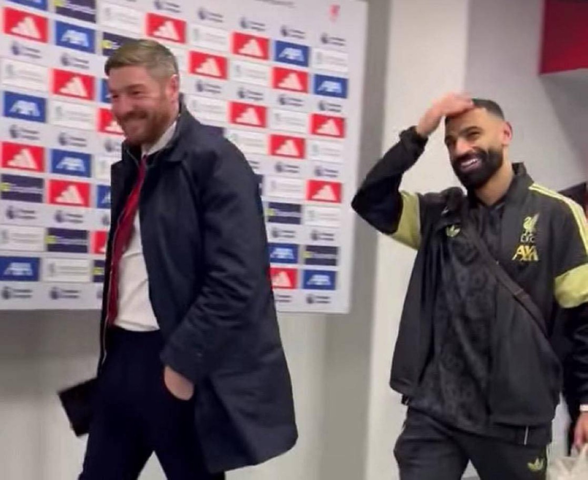 بعد أزمته الأخيرة مع سلوت.. صلاح يمر من الصحفيين برد ساخر