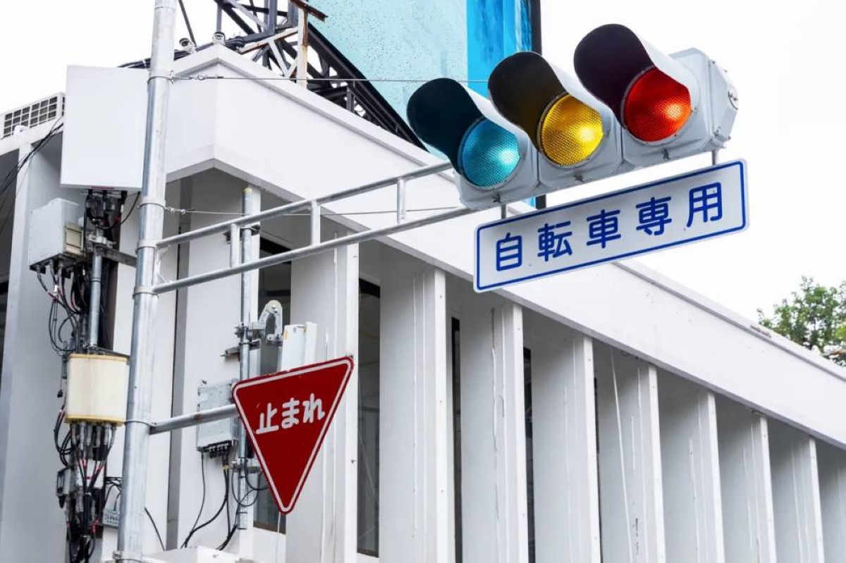 إشارات المرور زرقاء اللون في اليابان.. فما السبب؟