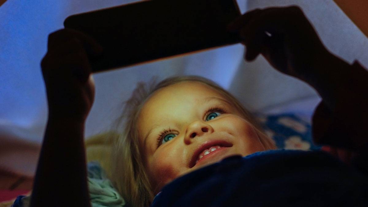 شاشات السرعة.. خطر كبير يهدد أدمغة الأطفال