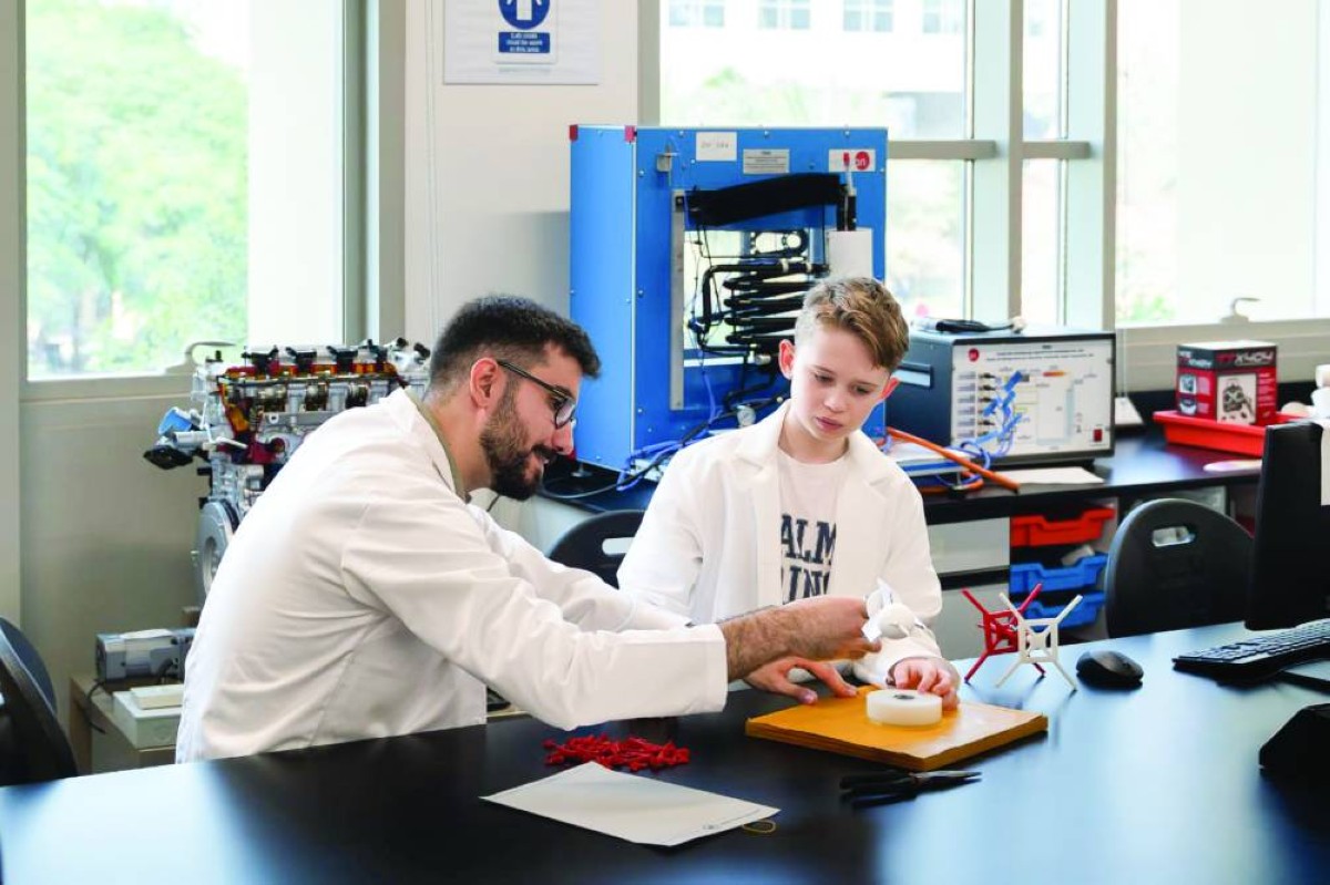 طفل بقدرات فريدة يصبح أصغر طالب جامعي في الإمارات