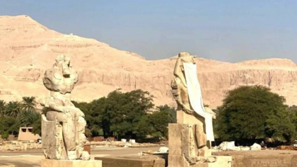 جمع وترميم تمثالين ضخمين في الأقصر