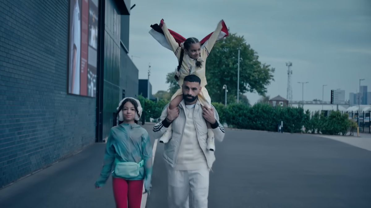 لحظة عائلية تحمل حلمًا وطنيًا لمحمد صلاح قبل أمم أفريقيا