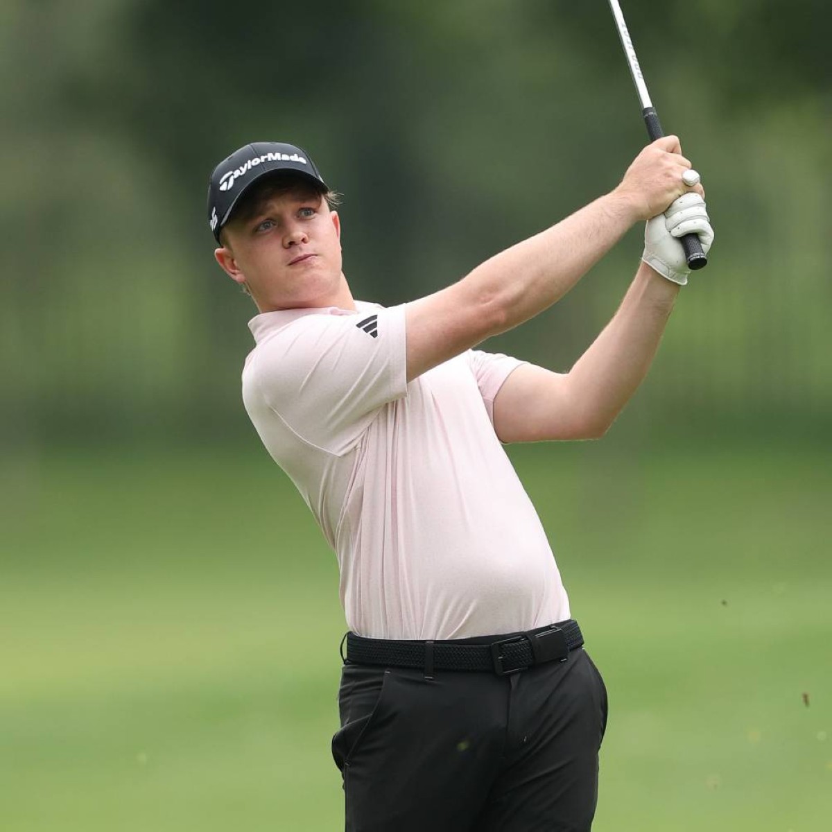 جايدن شابر يتصدر «السباق إلى دبي» في جولة دي بي ورلد للغولف