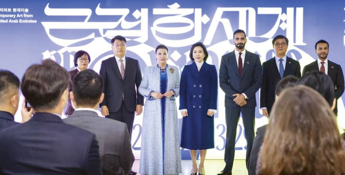 سالم القاسمي خلال افتتاحه المعرض