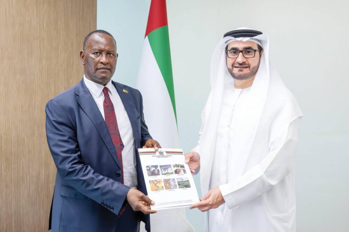 عمر الشامسي متسلماً أوراق إسحاق مويو