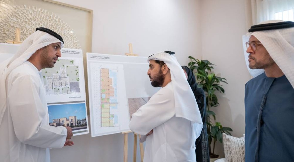 حمدان بن زايد متفقداً المشاريع بحضور محمد الشرفا
