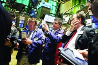 تراجع الأسهم الأمريكية وسط ترقب بيانات اقتصادية وانتعاش الأوروبية