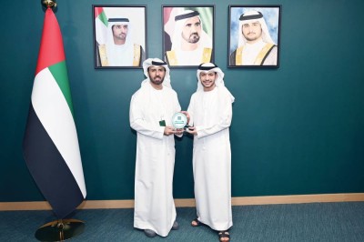 علي المطوع ومحمد النعيمي خلال تسلّم علامة الوقف