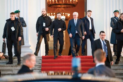 شتاينماير وزيلينسكي يغادران قصر بيلفيو في برلين