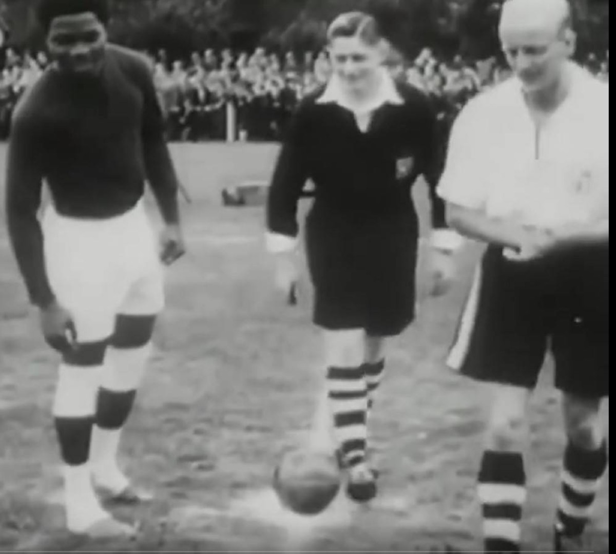 «بدون أحذية» منتخب نيجيريا يهزم الفرق الإنجليزية