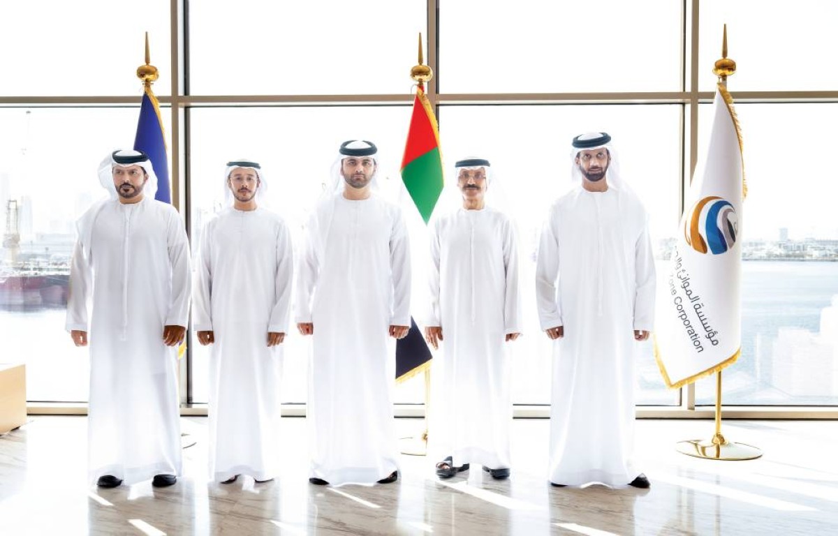 منصور بن محمد خلال زيارة مؤسسة الموانئ والجمارك والمنطقة الحرة بحضور سلطان بن سليم وسعيد آل مكتوم وناصر النيادي