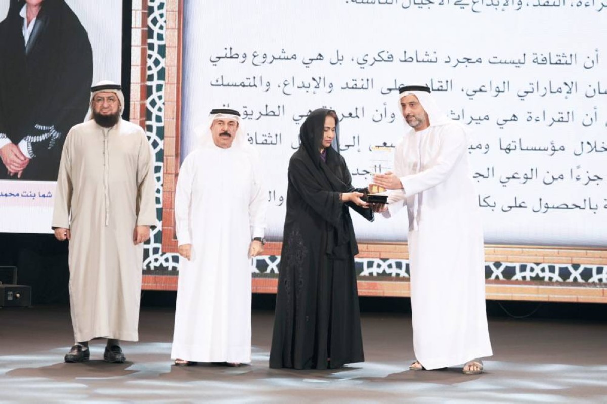 شما بنت محمد تتلقى التكريم 