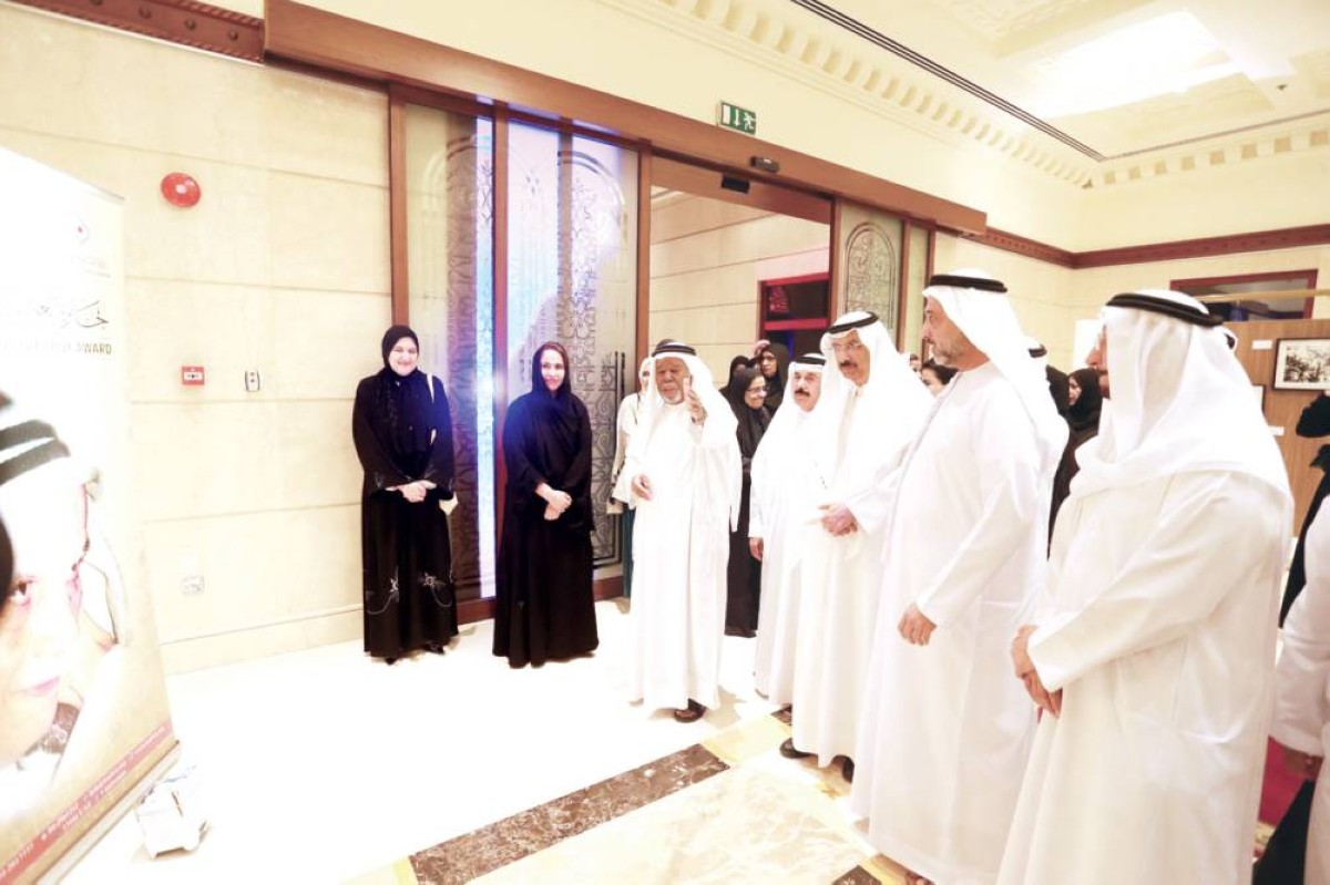 شما بنت محمد ومحمد المر وعلي العويس وبلال البدور وعلي الهاملي والحضور خلال حفل التكريم