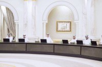 سلطان بن محمد بن سلطان مترئساً اجتماع المجلس بحضور عبدالله بن سالم وسلطان بن أحمد