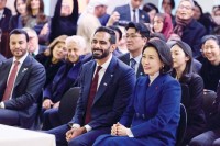 كيم هاي - يونغ وسالم القاسمي والحضور خلال افتتاح معرض «روافد ورؤى» في متحف سيئول