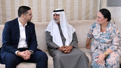 نهيان بن مبارك خلال لقائه إيان بورج بحضور ماريا كاميليري