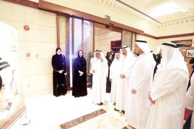 شما بنت محمد ومحمد المر وعلي العويس وبلال البدور وعلي الهاملي والحضور خلال حفل التكريم