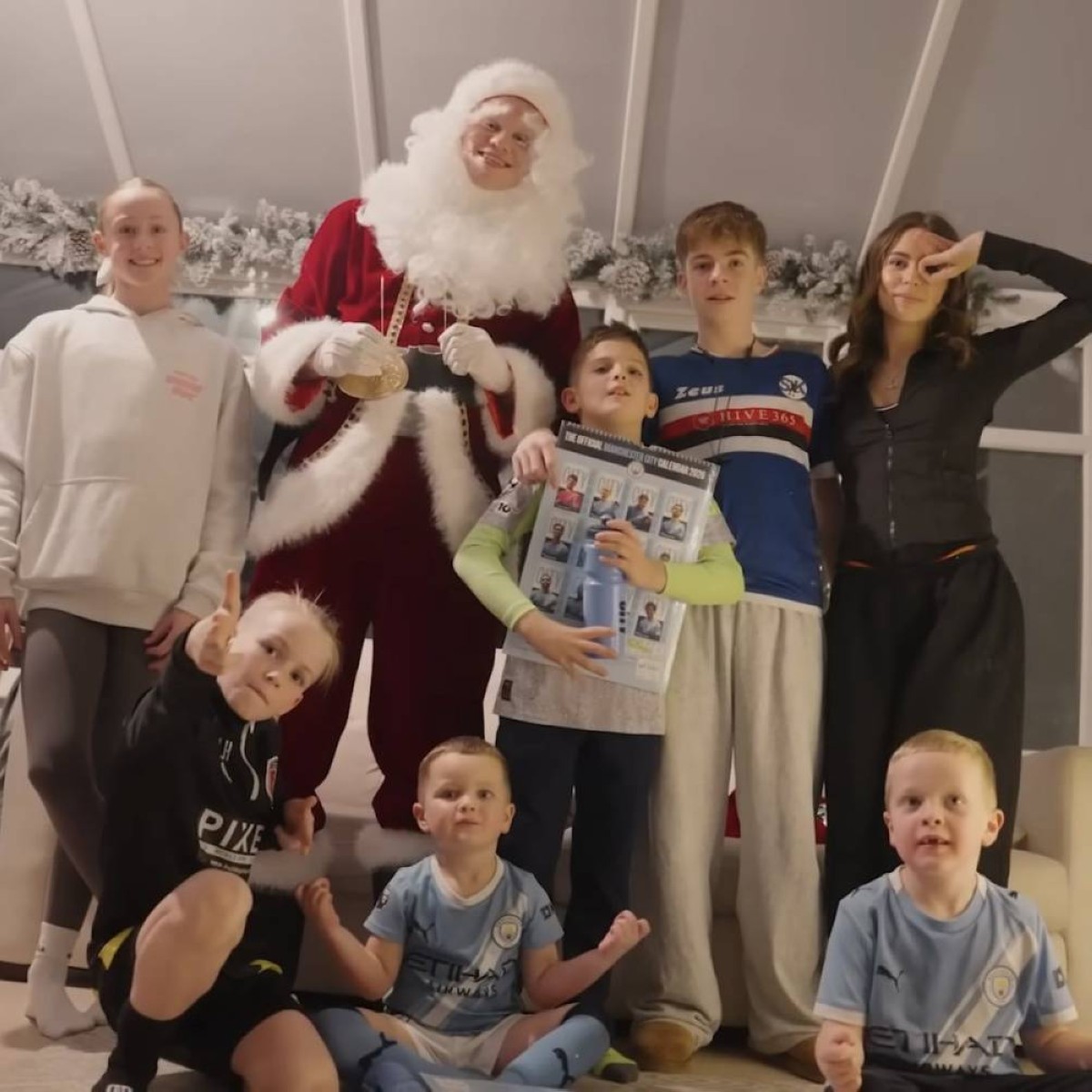 عندما خان الصوت صاحبه.. هالاند يفشل في لعب دور بابا نويل