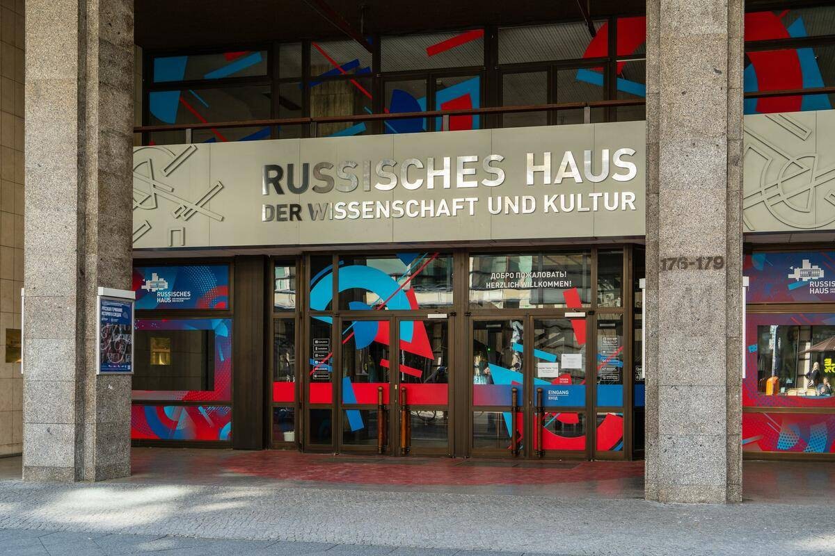 "البيت الروسي" في مواجهة "غوته".. ما القصة؟