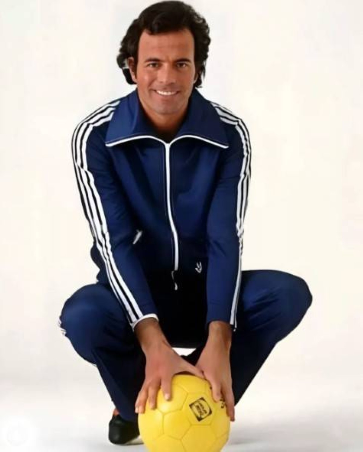 خوليو إغليسياس.. الصوت العذب الذي حمى عرين ريال مدريد