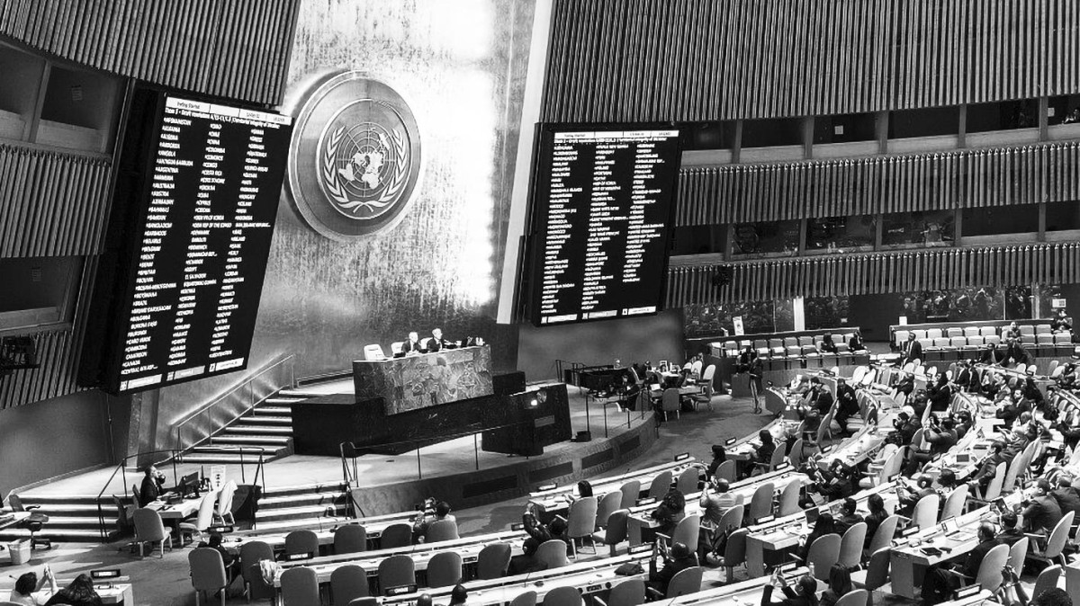 1956 -  اليابان تصبح عضواًفي الأمم المتحدة.