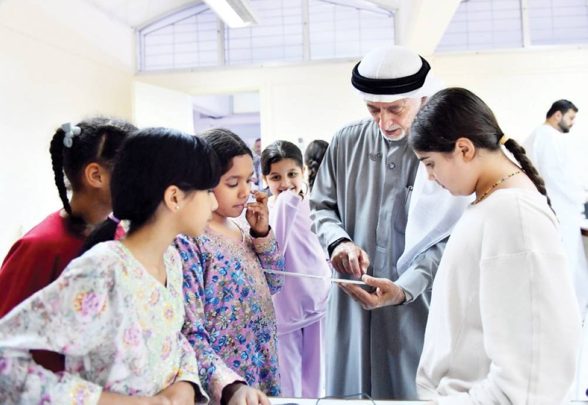 عيسي البستكي في حديث مع طالبات مشاركات في المخيم