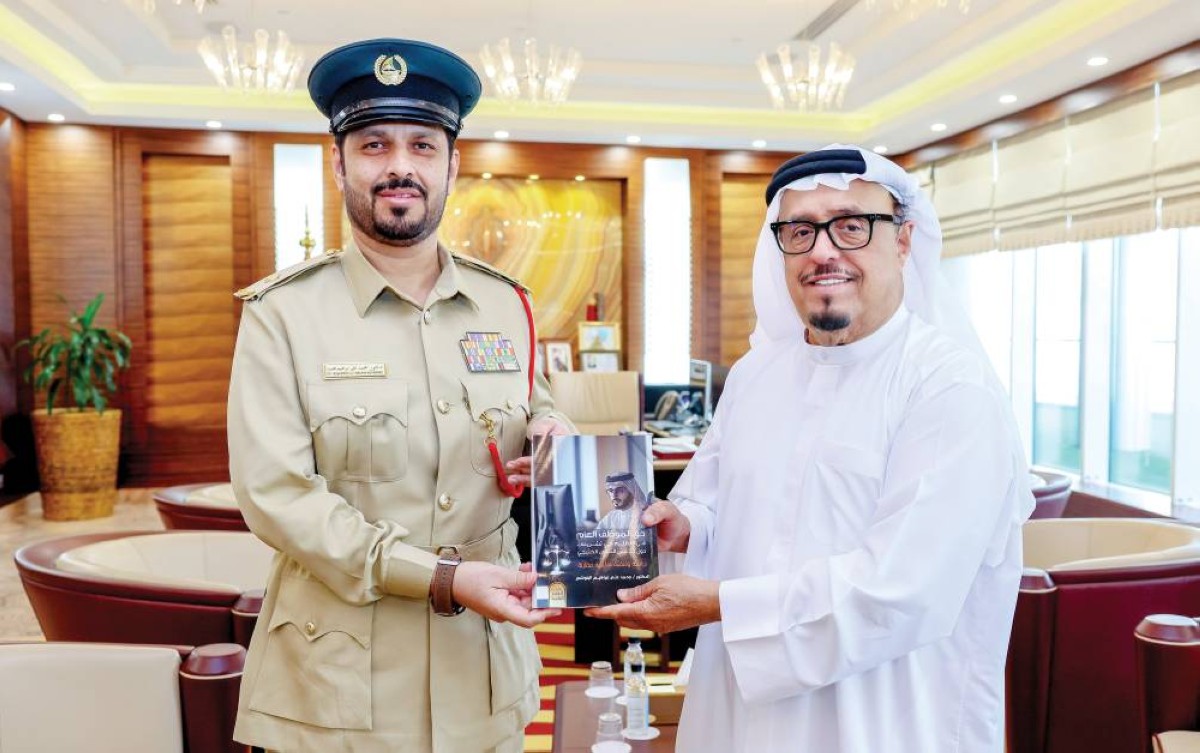 ضاحي خلفان يتسلّم الرسالة من محمد إبراهيم