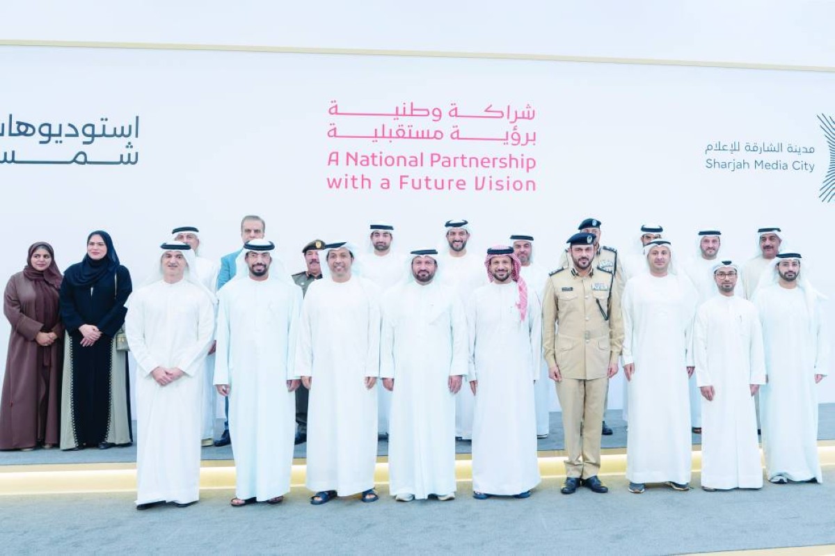 سلطان بن أحمد مع ممثلي المؤسسات عقب توقيع الاتفاقيات