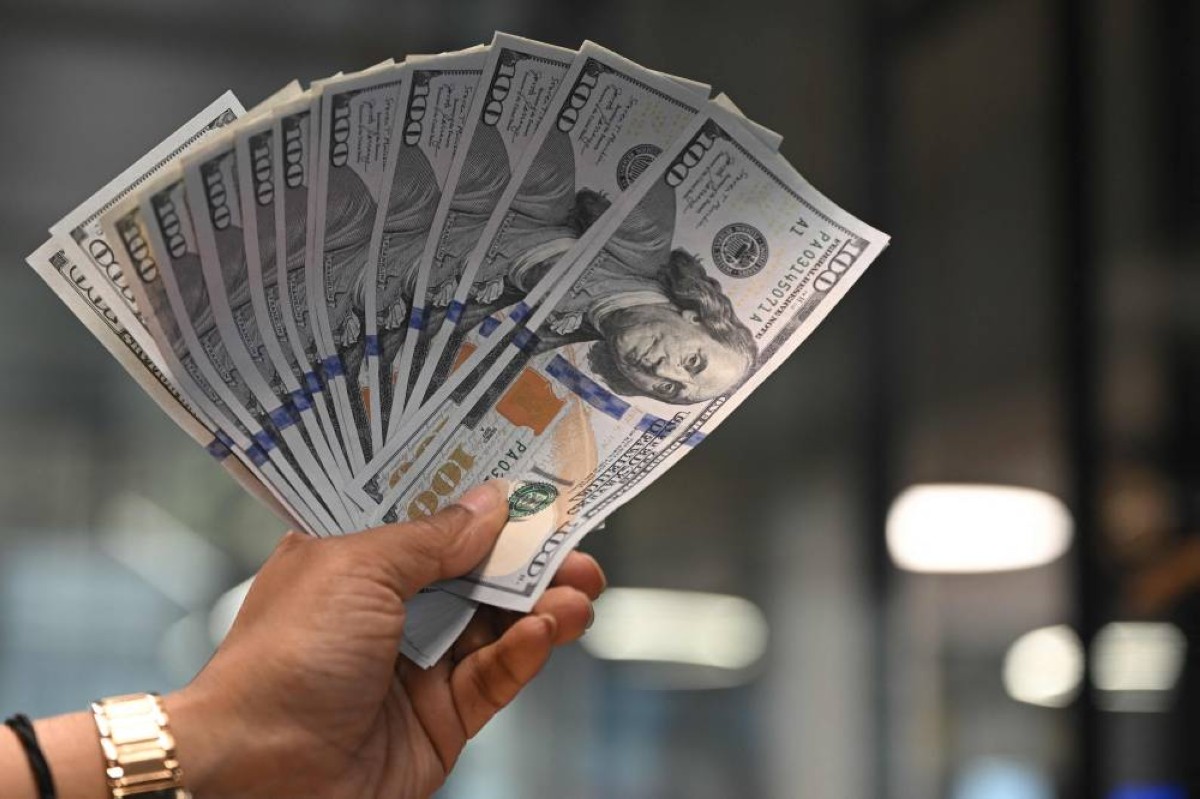 الدولار يحافظ على مكاسبه وسط ترقب قرارات بنوك مركزية