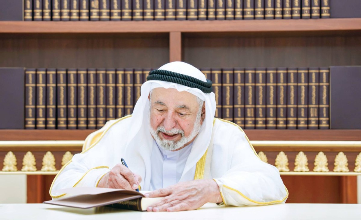 سلطان القاسمي خلال توقيع أول نسخة من المرحلة الأولى للموسوعة العربية الشاملة